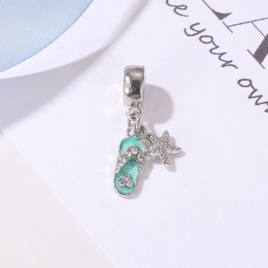 Ciondolo oceano in argento con infradito in smalto verde menta e stella marina con strass