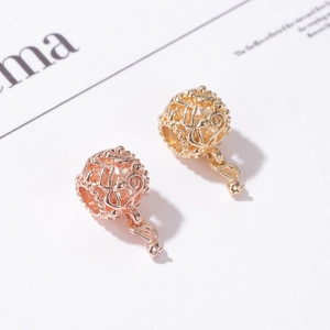 Elegantes cuentas de notas musicales huecas en oro y oro rosa para dijes de joyería