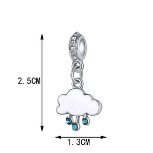 Pendentif nuage avec gouttes de pluie bleues et émail blanc en taille 2,5 cm