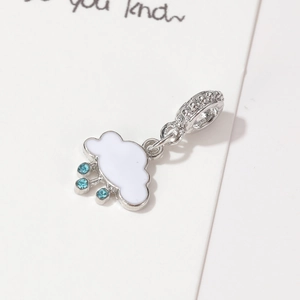 Pendentif nuage avec émail blanc et gouttes d'eau bleu clair sur métal argenté