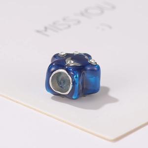 Blauwe emaille kubuskraal met zilveren maan en zirkonia voor DIY sieraden maken