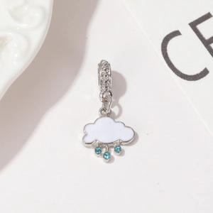 Pendentif nuage argenté avec gouttes de pluie bleues et détails en émail blanc
