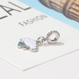 Détail du pendentif nuage en émail blanc avec trois strass bleus sur un support