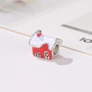 Detailsicht des Weihnachts-Schneehaus-Charms mit Emaille für DIY-Armbänder und Ketten