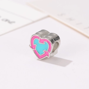 Charm en forme de cœur rose et bleu avec émail pour création de bracelet DIY