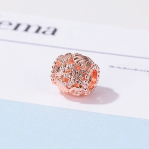 Abalorio hueco de oro rosa tema océano con estrellas de mar y conchas para joyería artesanal