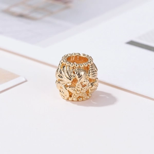 Vista macro de cuentas doradas de conchas y estrellas de mar para crear joyería DIY