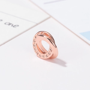 Colgante de anillos entrelazados oro rosa con corazones grabados para collares de joyería
