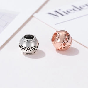 Cuentas de corazón en plata y oro rosa con grabado LOVE para creación de joyería