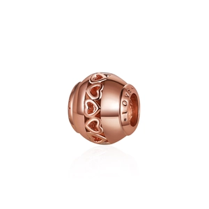 Vista macro de abalorio de corazón hueco en oro rosa con grabado LOVE para joyería DIY