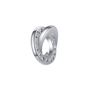 Anillo doble retorcido de plata pulida con intrincados patrones de corazones