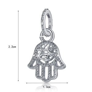 Detalle del colgante mano de fátima en plata 925 con diseño de estrella y luna