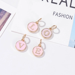 Vista detallada de los dijes esmaltados rosa y oro LOVE para creación de joyas DIY