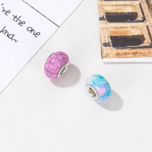 DIY Charm-Perlen mit Tusche-Harz-Textur und Silbermetallkern für die Schmuckherstellung