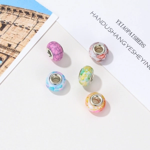 DIY Schmuckset mit fünf marmorierten Harzperlen und Metallkern für Armbänder