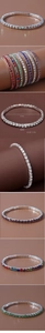 Dettaglio di bracciali tennis elastici con strass con dimensioni e cristalli colorati