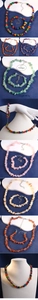 Detail von bunter Kette aus Natursteinen mit Karabinerverschluss und Verlängerungskette