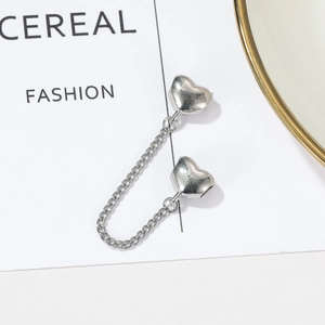 Pendientes minimalistas de plata con doble corazón y cadena en tarjeta blanca de moda