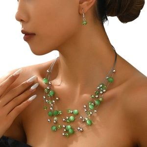Set collana multistrato e orecchini bohémien con pietre occhio di gatto verdi e perline