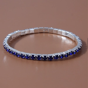 Elegante bracciale tennis elastico con scintillanti cristalli blu scuro a taglio quadrato