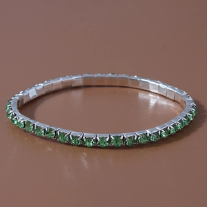 Bracciale tennis elastico con scintillanti cristalli rotondi verdi incastonati in argento