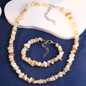 Böhmisches Schmuckset mit bunten unregelmäßigen Kristallsteinen, Kette und Armband