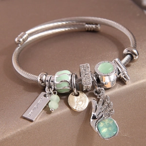 Pulsera de acero inoxidable plateado con colgante de ala de ángel y cuentas de esmalte verde