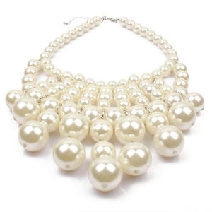 Elegante set di collana e orecchini a più strati di perle per spose ed eventi formali