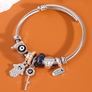 Bracciale a cavo in acciaio con malocchio, mano di fatima, perle e ciondoli blu