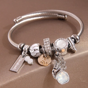 Pulsera ajustable de acero inoxidable con ala de ángel, cristal y dijes hechos a mano