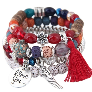 Boheems gelaagd kralenarmband set met rode kwastjes en veer hartvormige hangers