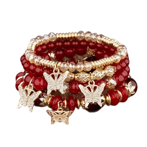 Set de 4 pulseras bohemias multicapa con cuentas rojas y dijes de mariposas doradas
