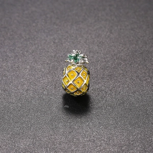 Sommerlicher Ananas-Anhänger mit gelber Emaille und grünen Blättern für DIY-Armbänder
