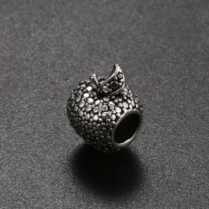 Gros plan d'une perle pomme en argent vintage avec texture pour bijoux DIY