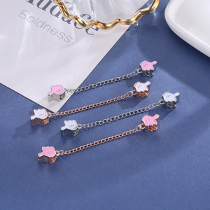 Charm guanto smaltati rosa e bianchi su catene di sicurezza in argento e oro rosa per braccialetti