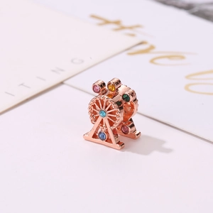 Dettaglio charm ruota panoramica oro rosa con zirconi cubici colorati per bracciale