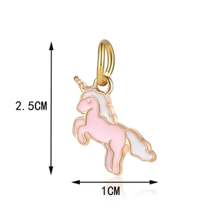Vista dettagliata con dimensioni del ciondolo unicorno in smalto rosa di 2,5 cm per 1 cm