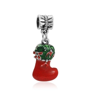 Detail eines rot-grünen Emaille-Weihnachtssocken-Anhängers für DIY-Armbänder oder Ketten