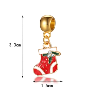 Detailansicht eines goldenen Weihnachtsstrumpf-Anhängers mit Emaille und Zirkonien