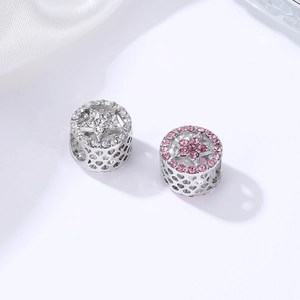 Cilindrische sterbedels met roze en witte zirkonia en een hol honingraatmotief design