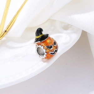 Charm citrouille d'Halloween avec chapeau de sorcière et émail orange pour bracelet