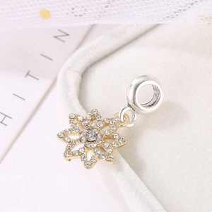 Exquisite Goldene Schneeflocken-Anhänger mit weißen Zirkonia für DIY-Schmuckherstellung
