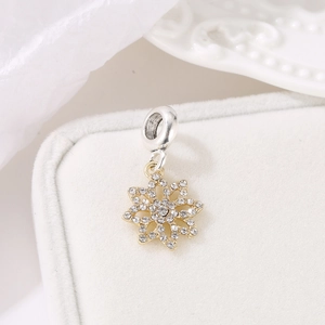 Exquisiter goldener Schneeflocken-Anhänger mit Zirkon-Inlay auf weißem Samtständer