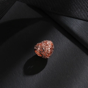 Abalorio de corazón hueco en oro rosa con diseño de filigrana para joyería artesanal