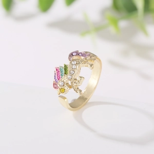 Dettaglio dell'anello a unicorno colorato con smalto e cristalli bianchi lucidi