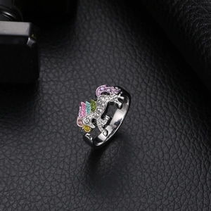 Anello unicorno scintillante con cristalli colorati e finitura argento su base nera