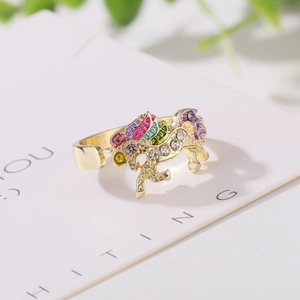 Dettaglio ravvicinato dell'anello a unicorno dorato con smalto colorato e cristalli