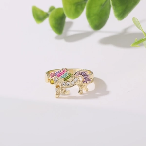 Dettaglio di anello a unicorno con smalto colorato e strass brillanti su placcatura oro