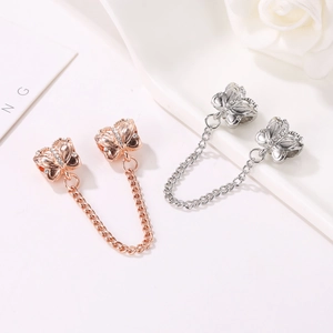 Elegante ciondolo a farfalla in oro rosa e argento con pietre di zircone e catena di sicurezza