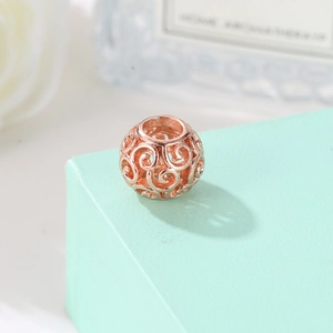 Cuenta de amuleto hueca en oro rosa con patrón de nubes para joyería artesanal